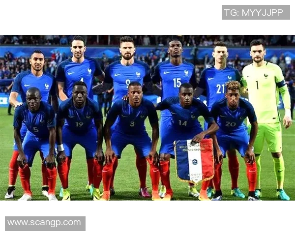 球星足球场上浪漫示爱瞬间 捕捉激情与深情交织的感人时刻