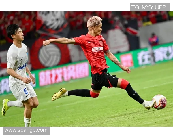 足球明星闪耀登场以独特动作点燃赛场激情瞬间